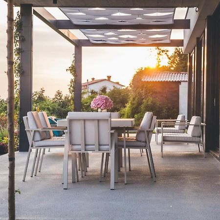 Tavarneta Estate Dobrovo Exteriér fotografie