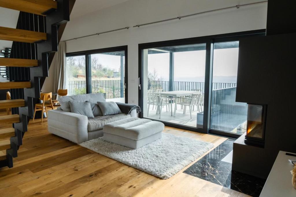 Tavarneta Estate Dobrovo Exteriér fotografie